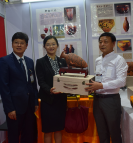 中國(guó)駐泰國(guó)大使館參贊煅煉女士親臨展會(huì)現(xiàn)場(chǎng)，并收藏了劉新安制作的彩陶代表作《小口尖底瓶》